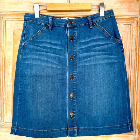 EUC Cute above-the-knee, button down denim skirt. M. - Picture 1 of 6
